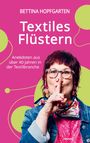 „Bettina Hopfgarten, Textiles Flüstern“, Frau mit Brille hält Finger vor den Lippen, rosa Hintergrund mit grünen Kreisen.