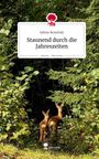 Titel: "Staunend durch die Jahreszeiten" von Sabine Benedukt. Zwei Rehe stehen im Wald umgeben von dichtem Laub. Logo: Baum mit Tastatur.