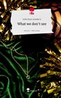 "What we don't see" von Julia Grace Asanka'a. story.one – Life is a story. Goldkettenherz auf grünem Stoff.
