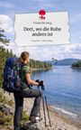 Text: "Friederike Klug - Dort, wo die Ruhe anders ist. story.one – Life is a story."  
Eine Wanderin mit Rucksack blickt auf einen See.