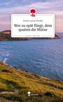 Buchtitel: "Wer zu spät fliegt, dem qualmt die Mütze". Küstenlandschaft mit Meer und Hügeln im Hintergrund.