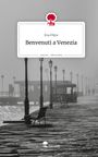 "Eva Filice: Benvenuti a Venezia. story.one — Life is a story. Schwarzweiß-Szene eines Holzsteges mit Laternen."