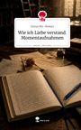 Titel: „Wie ich Liebe verstand. Momentaufnahmen“ von Kimya Mir-Shekari. Geöffnete Notizbücher und eine Rose auf einem Tisch.
