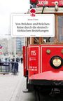 Ein roter historischen Straßenbahnwagen in einer Stadt. Text: "Von Brücken und Brüchen: Reise durch die deutsch-türkischen Beziehungen".