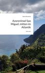 "Azoreninsel Sao Miguel, mitten im Atlantik" steht auf einem weißen Rechteck. Darunter Landschaft mit Meer.