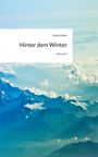 Titel: "Hinter dem Winter" von Kathrin Baier, story.one. Berglandschaft mit Wolken im Hintergrund.
