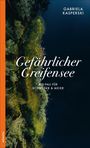 Titel: Gefährlicher Greifensee. Autor: Gabriela Kasperski. Aerialansicht eines Sees mit angrenzendem Wald.