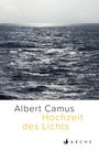"Albert Camus, Hochzeit des Lichts." Sicht auf glitzerndes, welliges Meer unter hellem Himmel, ARCHE-Logo unten.