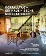 "Dorfalltag – Ein Haus – Sechs Generationen." Rustikale Küche mit Holztisch und Stühlen in einem traditionellen Haus.
