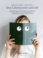 „Das Lebensende und ich“ von Steffen Eychmüller und Sibylle Felber. Eine Person hält ein Buch mit aufgeklebten Augen.