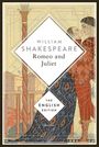 "William Shakespeare, Romeo and Juliet. Illustration mit einem sich umarmenden Paar in historischen Gewändern."