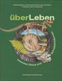 überLeben zwischen Dinos und Schuppenbäumen. Dinosaurierskelett auf grünem Hintergrund mit Farn und Ammonit.