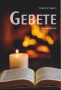 "Gebete – Ein Gedichtband" von Helga von Seggern. Eine brennende Kerze und ein aufgeschlagenes Buch vor einem Kamin.