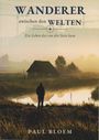 "WANDERER zwischen den WELTEN. Ein Leben das von der Seite kam. Paul Bloem." Eine Person steht vor einem Häuschen bei Morgennebel.