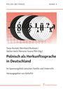 "Polnisch als Herkunftssprache in Deutschland. Illustration aus geometrischen Formen und Buchstaben auf rotem Hintergrund."