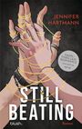 Text: Jennifer Hartmann, Dark-Thriller-Romance, Leseempfehlung AB 18, Still Beating. Zwei Hände eng umschlungen, mit Ketten.