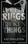 "Pretty Rings & Broken Things" steht über einem Bild eines Anzugs mit Fliege und Lippenstiftabdruck am Kragen.
