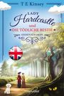 Titel: "Lady Hardcastle und die tödliche Bestie". Zwei Frauen und ein Hund stehen in einem Wald. Augen leuchten aus einem Baum.
