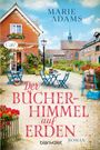 „Der Bücherhimmel auf Erden“ von Marie Adams. Ein idyllisches Café vor einem Ziegelhaus, umgeben von Blumen.