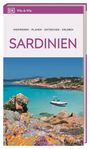 "INSPIRIEREN / PLANEN / ENTDECKEN / ERLEBEN. SARDINIEN." Eine idyllische Küstenszene mit Klippen und einem Boot.