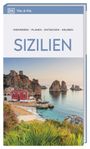 "SIZILIEN" in großen Buchstaben, oben "INSPIRIEREN / PLANEN / ENTDECKEN / ERLEBEN". Küstenlandschaft mit Felsen und Gebäuden.