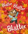 „Blätter Blätter Blätter“, ein fröhlicher Bär im Herbstlaub auf rotem Hintergrund, gekleidet in eine blaue Jacke.