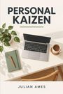 "PERSONAL KAIZEN" und "JULIAN AMES". Laptop, Tasse, Notizbuch mit Stift, Pflanze auf einem Tisch aus hellem Holz.