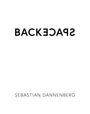 Text: "BACKƎPACƧ" oben, "SEBASTIAN DANNENBERG" unten. Minimalistisches Design mit schwarzem Text auf weißem Hintergrund.