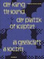 Der Text in gelber Schrift lautet: "der klang the sound der plastik of sculpture als gesellschaft as society". Künstler: Alejandro Perdomo Daniels. Hintergrund: abstrakte Muster in Blau und Schwarz. 
