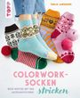 „COLORWORK-SOCKEN stricken. Neue Muster mit der Jacquardtechnik.“ Vier bunte Socken, Garnknäuel, Jeans.