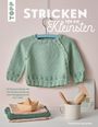 "Stricken für die Kleinsten" in großen Lettern. Ein mintgrüner Baby-Pullover auf einem Bügel, darunter Dekosachen.