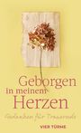 "Geborgen in meinem Herzen, Gedanken für Trauernde, VIER TÜRME" in lila Schrift. Eine getrocknete Blume auf altem Papier.