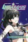 „Luminous“, „Herzklopfen und K-Pop-Drama“. Illustration eines lächelnden Mädchens mit langen Haaren und Mikrofon.
