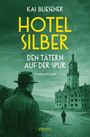 „Hotel Silber“ in Gelb, „Den Tätern auf der Spur“ in Weiß. Ein Mann in Mantel und Hut vor einem alten Gebäude.