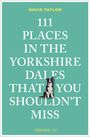 "111 Places in the Yorkshire Dales That You Shouldn't Miss" von David Taylor. Ein Hund sitzt unten, emons: Logo.