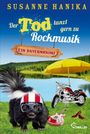 Titel: "Der Tod tanzt gern zu Rockmusik". Holzschild: "Ein Bayernkrimi". Ein Stinktier mit Helm, Motorrad, Gitarre, rote Schuhe.