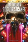 "DER TOD VON DOCTOR STRANGE" in großen Buchstaben. Ein Magier mit rotem Umhang vor einem riesigen Totenschädel.