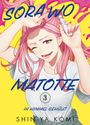 "SORA WO MATOTTE", "IN HIMMEL GEHÜLLT", Band "3", von "SHIN-YA KOMI". Illustration: Frau mit rosa Haaren und Farbtube vor gelbem Hintergrund.