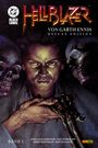 „HELLBLAZER VON GARTH ENNIS DELUXE EDITION“ steht in feurigem Schriftzug über einem entschlossenen Gesicht, flankiert von Totenköpfen.