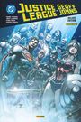 „Justice League von Geoff Johns“, „Band 2 (von 3)“. Helden in dynamischen Posen, betont durch dramatisches Licht.