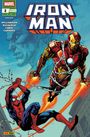 Iron Man und Spider-Man kämpfen in der Luft. Iron Man ist in weißen Netzen gefangen. Oben ein großes Logo "IRON MAN".