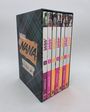 "NANA", Ai Yazawa, bunte Buchrücken mit Nummern 1 bis 7. Karierter Schuber, Manga-Stil Illustrationen.