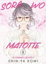 "Sora wo Matotte", "In Himmel gehüllt", "Shin-ya Komi", Band 5. 
Illustration: Person mit Brille und Farbtube auf rosa Hintergrund.