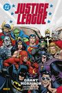 „JUSTICE LEAGUE“, Illustration mit Superhelden, darunter Batman und Superman. Text: Grant Morrison, Deluxe Edition.