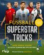 "FUSSBALL SUPERSTAR TRICKS" zeigt fünf Spieler in Aktion. Kinder spielen Fußball im Stadion. Cover des Buches.