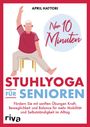 APRIL HATTORI. Nur 10 Minuten. STUHLYOGA FÜR SENIOREN. Illustration eines Mannes in einer Yoga-Pose auf einem Stuhl.