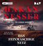 Text: "HÅKAN NESSER", "Ein Fall für Gunnar Barbarotti", "Lesung mit Dietmar Bär", "Das feinmaschige Netz". 

Eine dunkle, stürmische Landschaft mit einem einsamen Gebäude und fliegenden Vögeln.