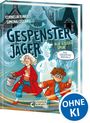 Buchtitel: "GESPENSTERJÄGER", Untertitel: "AUF EISIGER SPUR". Illustration: Kind mit Wunderkerze, Person mit Eimer, Geisterhaus.
