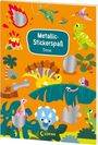 "Metallic-Stickerspaß Dinos" steht in einem Rahmen. Bunte Dinosaurier und Pflanzen bevölkern die orangefarbene Illustration.