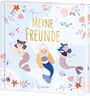 „MEINE FREUNDE“, ein Kinderbuch-Cover mit drei illustrierten Meerjungfrauen und bunten Meeresmotiven wie Muscheln und Seesterne.